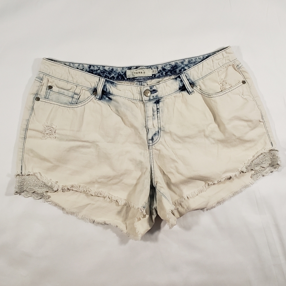 Torrid Boyfriend Mid-Rise Shortie Shorts Size 20 Distressed Light Wash Lace Cut-
